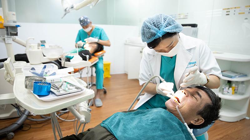 bac si tham kham viet phap 1 Tại Nha khoa Quốc Tế Việt Pháp sử dụng công nghệ máy móc hiện đại tiên tiến