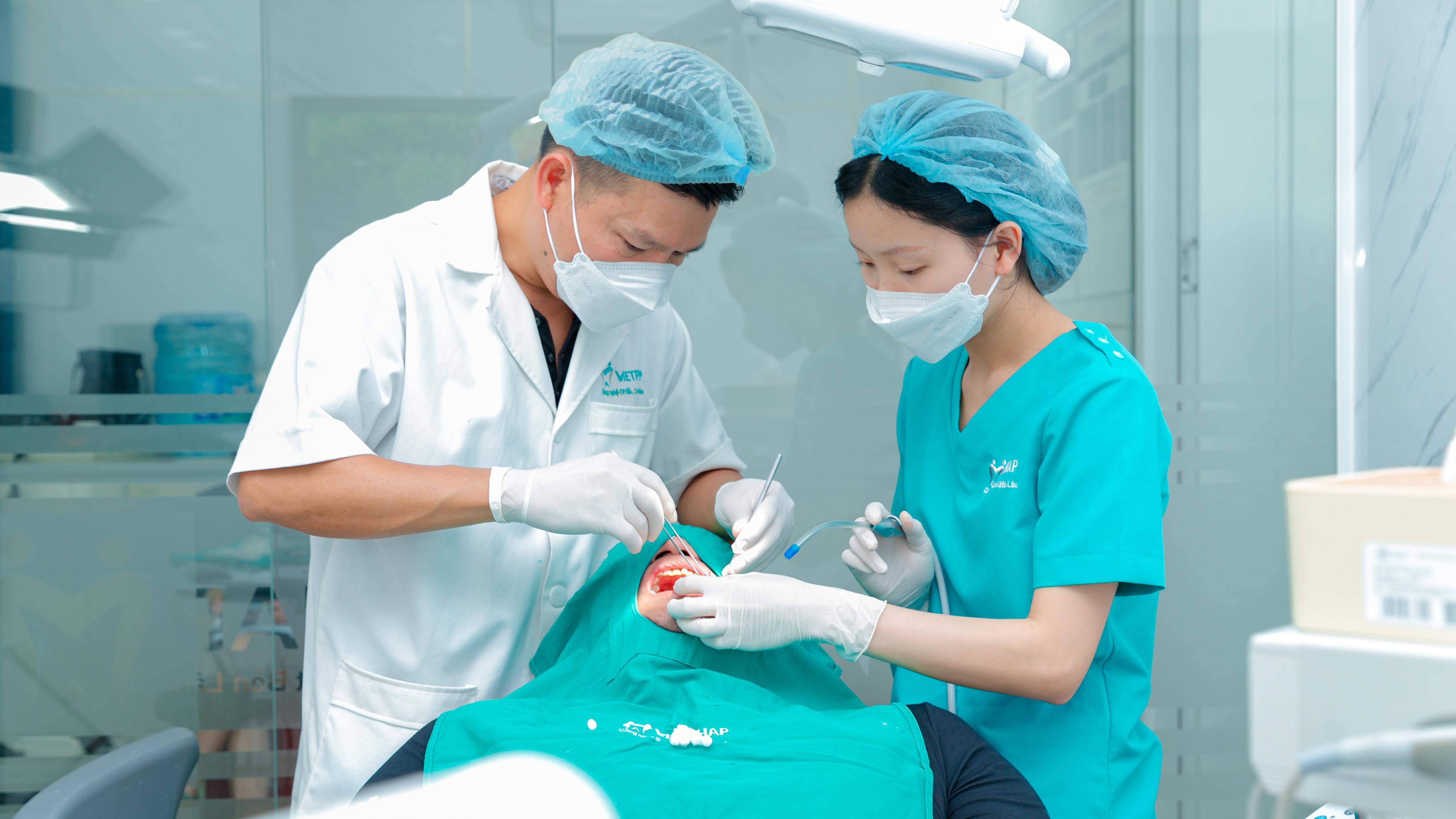 hinh anh bac si trang thuc hien tham kham Bác sĩ Trịnh Việt Trang - CEO Nha khoa Quốc Tế Việt Pháp làm cấy ghép Implant cho khách hàng