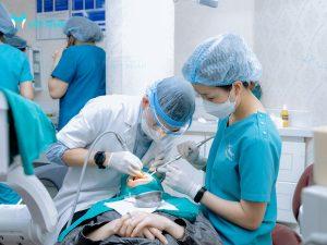 nieng rang nguoi lon 8 Bác sĩ Nha khoa Quốc Tế Việt Pháp đang thực hiện niềng răng cho khách hàng