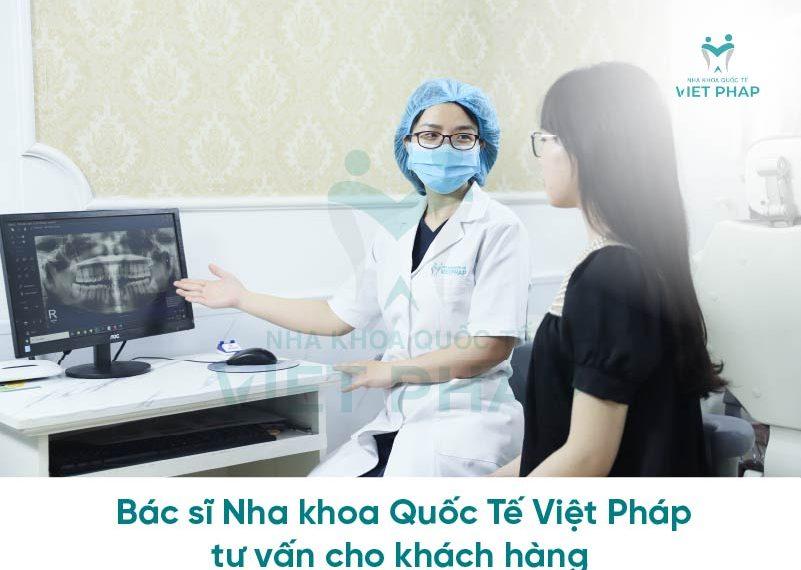 Bác sĩ Nha khoa Quốc Tế Việt Pháp tư vấn cho khách hàng