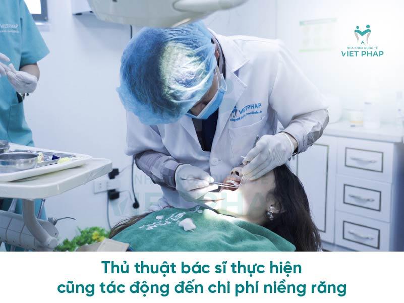 Thủ thuật bác sĩ thực hiện cũng tác động đến chi phí niềng răng