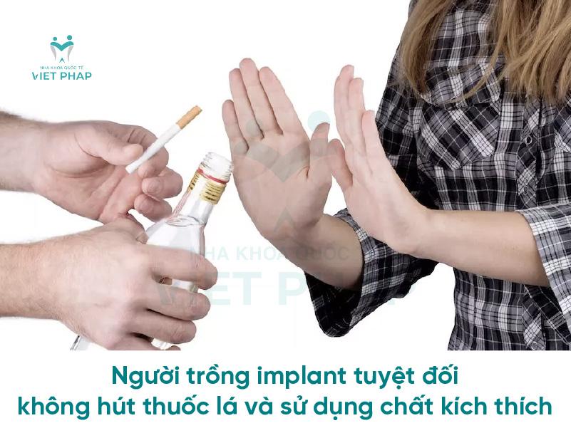 Người trồng implant tuyệt đối không hút thuốc lá và sử dụng chất kích thích