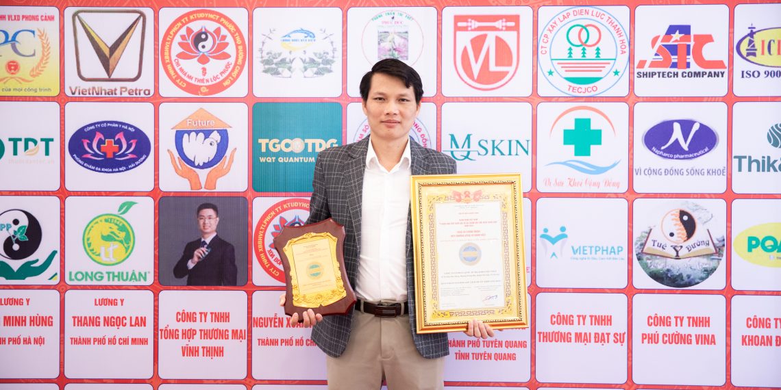 viet phap nhan giai thuong 1 Nha khoa Quốc Tế Việt Pháp nhận Huy chương Vàng sản phẩm chất lượng an toàn vì sức khỏe cộng đồng