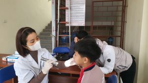 Bác sĩ, y tá của Nha khoa Quốc tế Việt Pháp thăm khám cho giáo viên, học sinh
