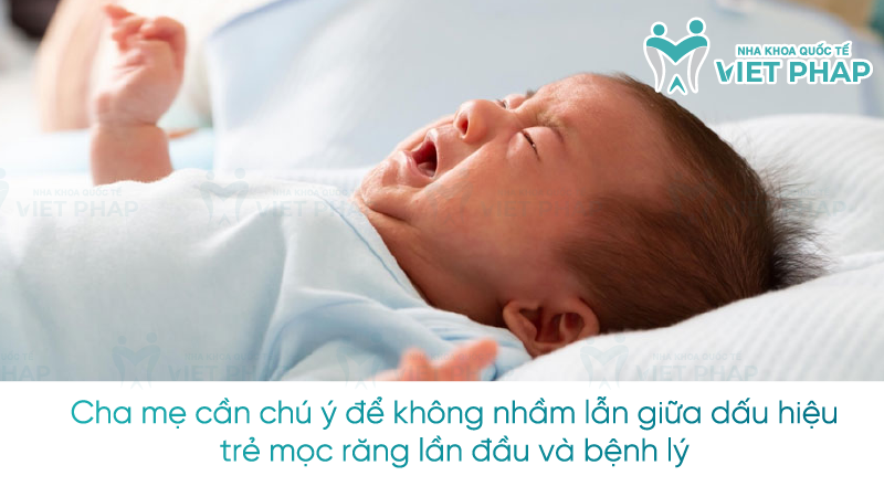 Dau hieu tre moc rang lan dau 8 Cha mẹ cần chú ý để không nhầm lẫn giữa dấu hiệu trẻ mọc răng lần đầu và bệnh lý