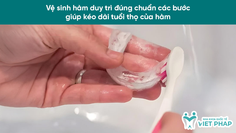 Vệ sinh hàm duy trì đúng chuẩn các bước giúp kéo dài tuổi thọ của hàm 