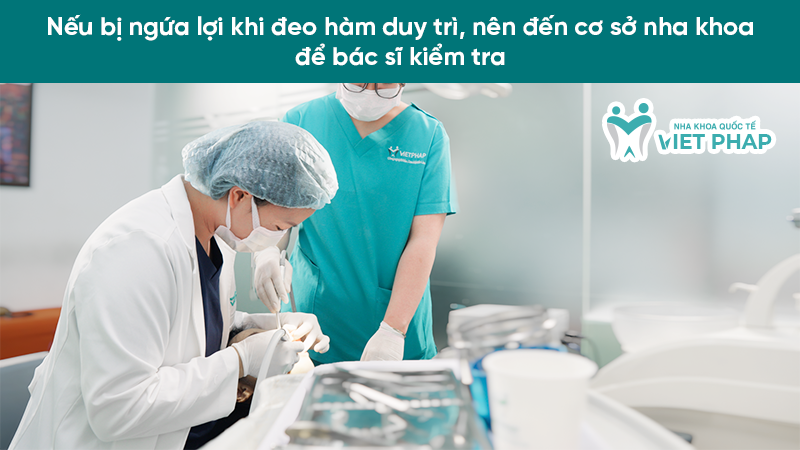 Nếu bị ngứa lợi khi đeo hàm duy trì, nên đến cơ sở nha khoa để bác sĩ kiểm tra