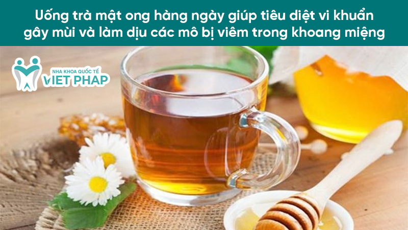 tri hoi mieng sau 1 dem hieu qua 4.4 Uống trà mật ong hàng ngày giúp tiêu diệt vi khuẩn gây mùi và làm dịu các mô bị viêm trong khoang miệng