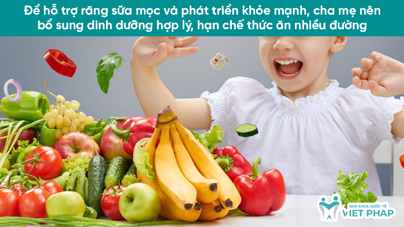 Để hỗ trợ răng sữa mọc và phát triển khỏe mạnh, cha mẹ nên bổ sung dinh dưỡng hợp lý, hạn chế thức ăn nhiều đường