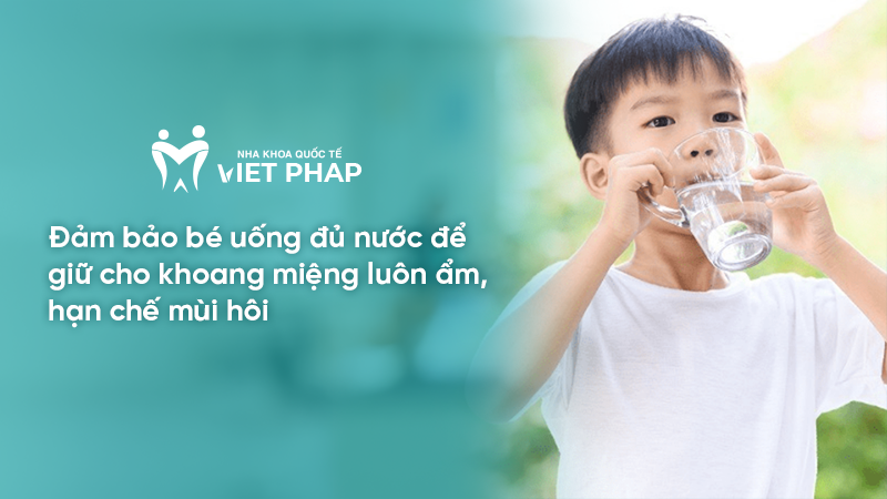 be bi hoi mieng khi moc rang 3.4 Đảm bảo bé uống đủ nước để giữ cho khoang miệng luôn ẩm, hạn chế mùi hôi