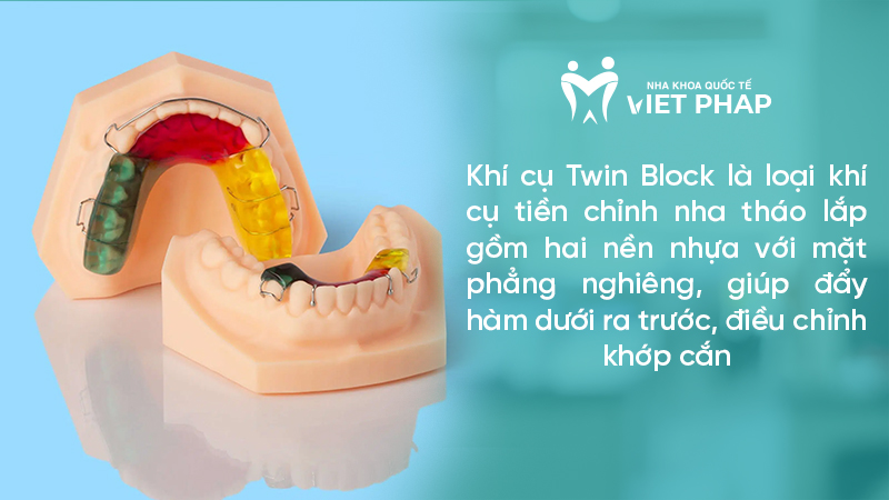 Khí cụ Twin Block là loại khí cụ tiền chỉnh nha tháo lắp gồm hai nền nhựa với mặt phẳng nghiêng, giúp đẩy hàm dưới ra trước, điều chỉnh khớp cắn
