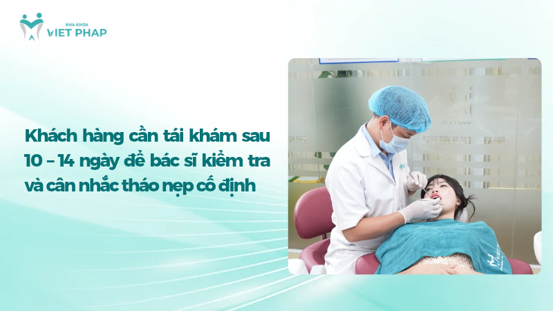 Bác sĩ kiểm tra răng cho khách hàng trong lần tái khám sau cắm lại răng