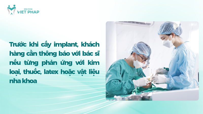 Trước khi cấy implant, khách hàng cần thông báo với bác sĩ nếu từng phản ứng với kim loại, thuốc, latex hoặc vật liệu nha khoa